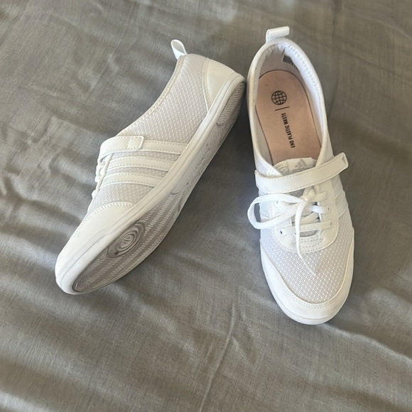 Like new Adidas shoes just worn for less than hour - Picture 3 of 8